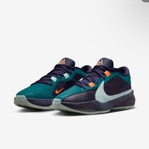 Nine Giannis Freak 5. Size Men’s 9.5